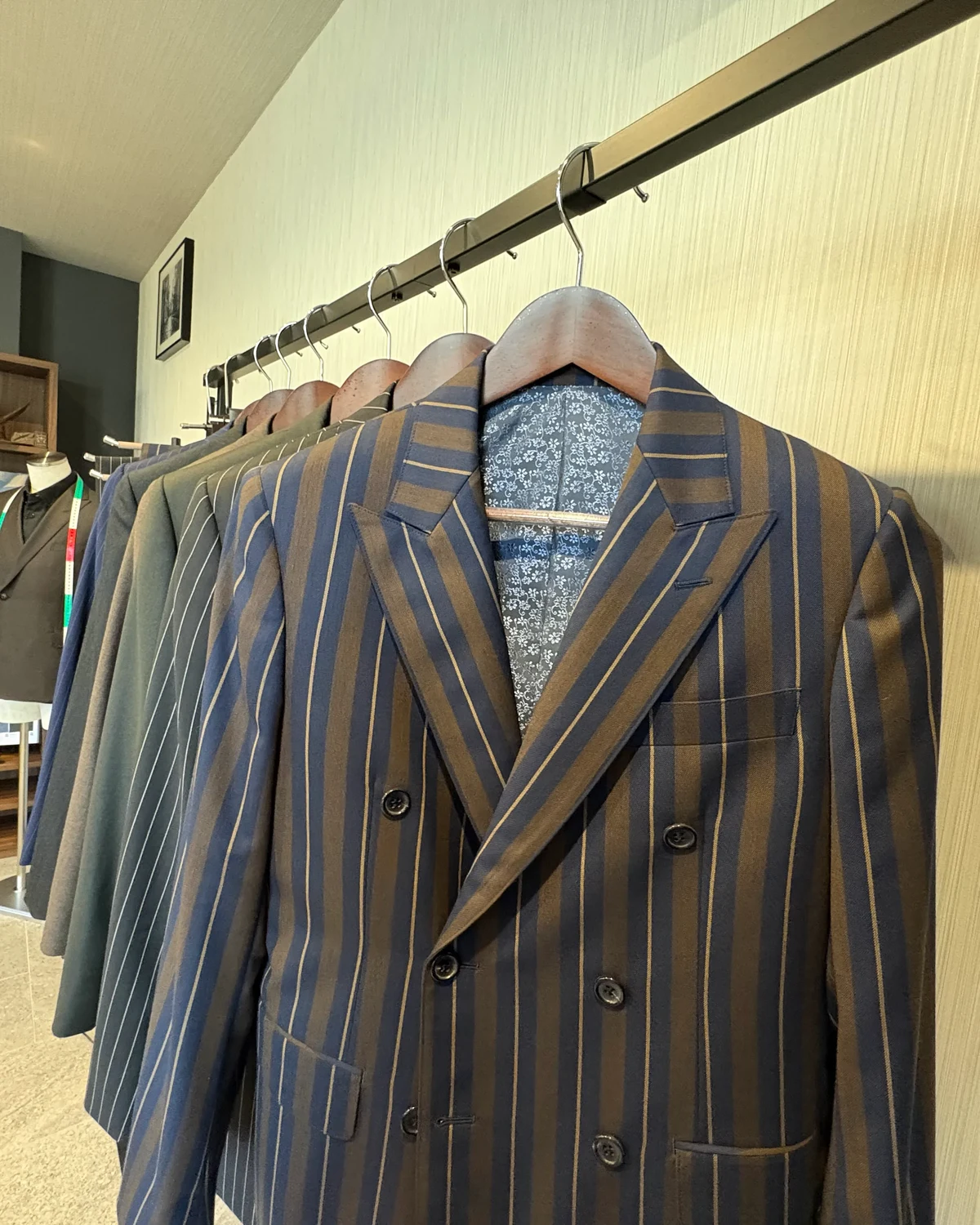 店内に並ぶオーダースーツ